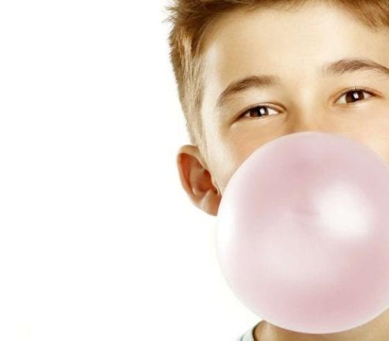 هل ممكن ابتلاع اللبان"العلكة"؟ طبيب يجيب
