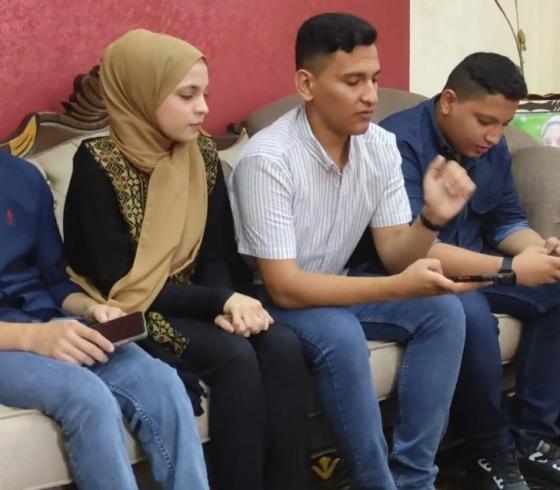 4 توائم من خانيونس يتحدون ظروف وفاة والدتهم بالتفوق في التوجيهي