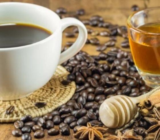 ما الفرق بين السكر والعسل في تحلية القهوة؟