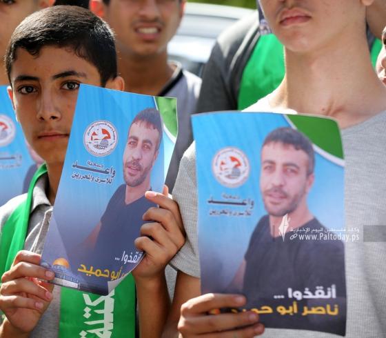 وقفة تضامن مع الاسرى ناصر ابو حميد امام مقر الصليب الاحمر بغزة (9).jpg
