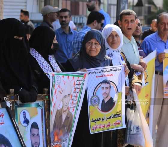 اعتصام اهالى الاسرى وقفة تضامنية امام مقر الصليب الاحمر بغزة مع الاسير ناصر ابو حميد (7).JPG