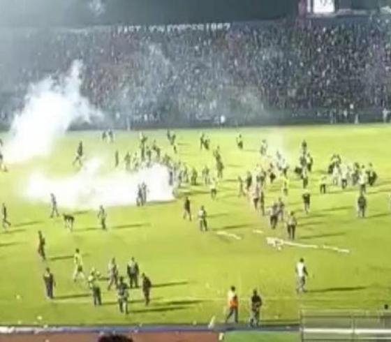 مقتل 129 شخصاً في "أعمال شغب" خلال مباراة كرة قدم بإندونيسيا