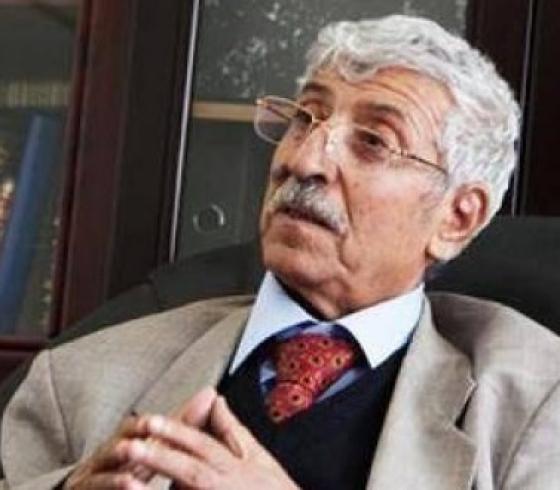 عبد العزيز المقالح.