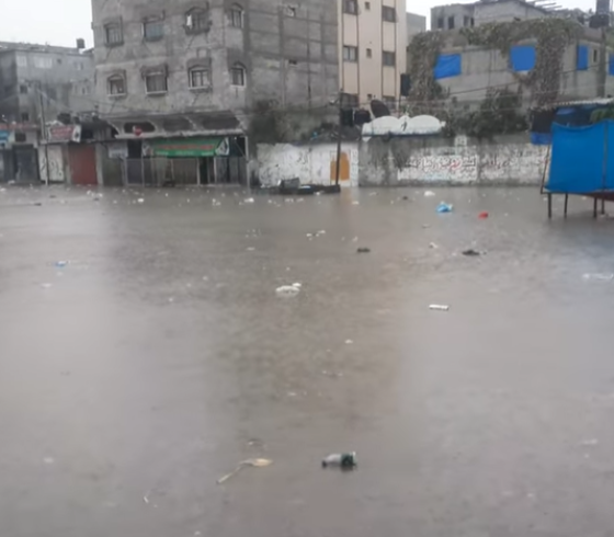 جباليا: مياه الأمطار تغمر المحالات والمنازل ومدرسة وسط خسائر بالالاف الشواقل
