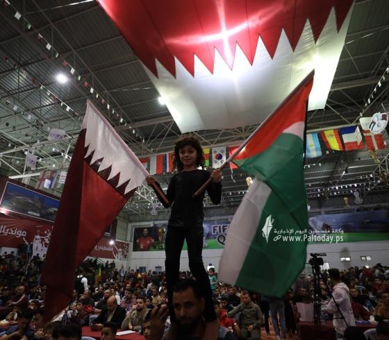 جماهير غزة تتابع مونديال كأس العالم، قطر 2022، من قاعة سعد صايل (9).JPG