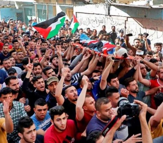 جماهير غفيرة تشيع جثمان الشهيد الطبيب العصيبي في النقب المحتل