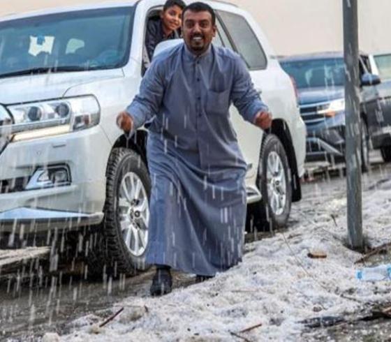فيديو تساقط الثلوج في الكويت- حالة الطقس في الكويت اليوم الخميس