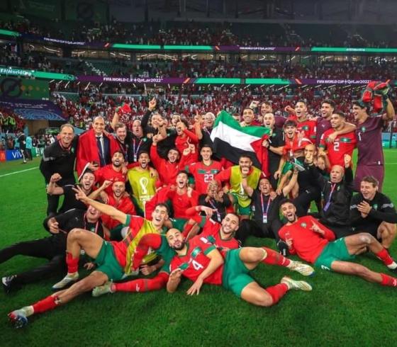 لاعبو المغرب يحتفلون بفوزهم برفع العلم الفلسطيني