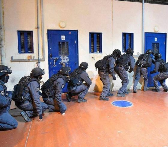 مواصلة العصيان في سجون الاحتلال لليوم الـ 20 وخطوات تصعيدية للأسرى