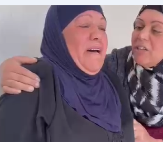 والدة الشهيد.PNG
