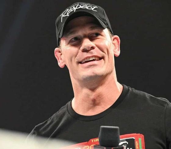 شاهد- تفاصيل جون سينا john cena بملابس نسائية بالتنورة
