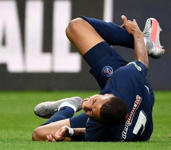 "باريس" يعلن إصابة مبابي وغيابه عن مباراة بايرن ميونخ
