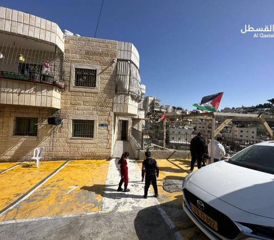 رفع اعلام فلسطين فوق المبنى المهدد بالهدم في بلدة سلوان