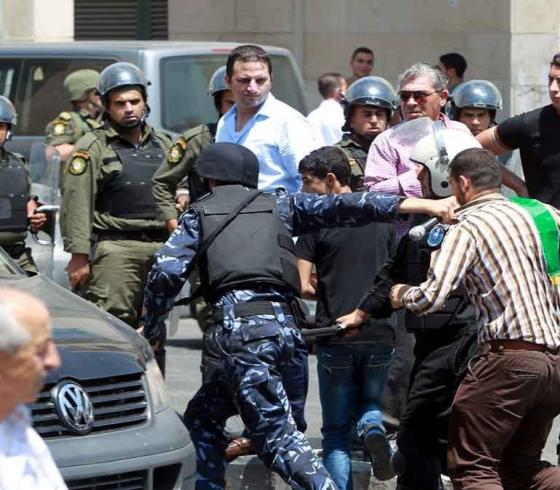 اعتداء الاجهزة الأمنية على المواطنين بالضفة.jpg