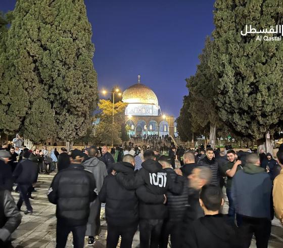 الآلاف يؤدون الفجر في المسجد الاقصى المبارك