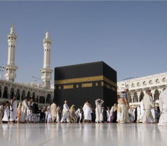 دعاء في الكعبة.jpg