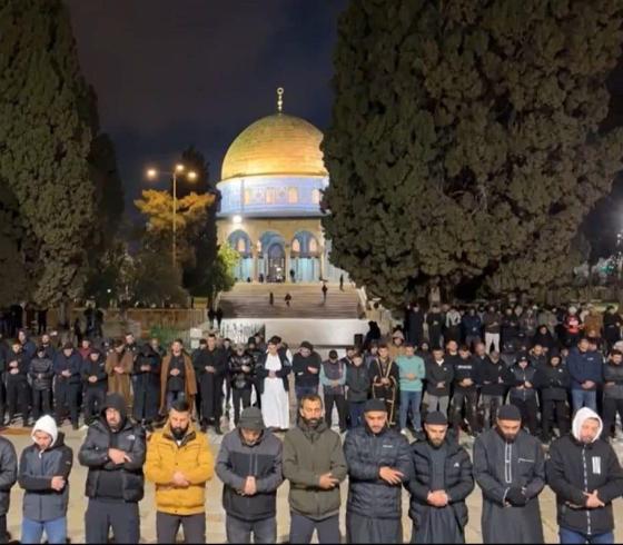 صلاة الفجر في القدس.jpg