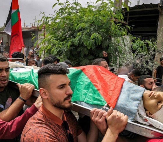 جماهير تشييع جثمان الشهيد محمد بلهان في مخيم عقبة جبر