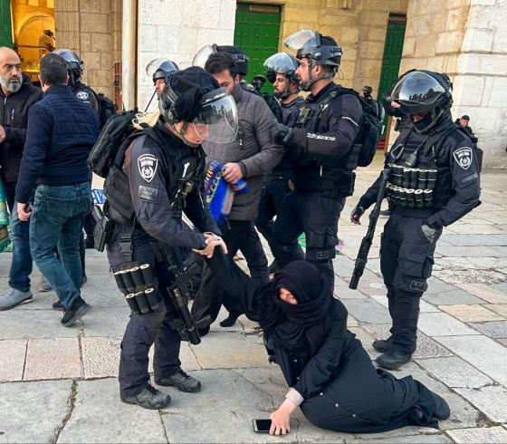قوات الاحتلال تعتدي على المواطنين في القدس