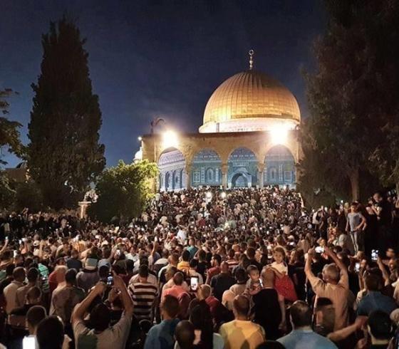 آلاف المصلين يهتفون بالمسجد الأقصى "لبيك يا أقصى" أثناء دخولهم باحاته