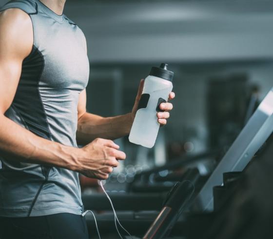 أيهما أفضل شرب الماء البارد أم الساخن أثناء ممارسة الرياضة؟