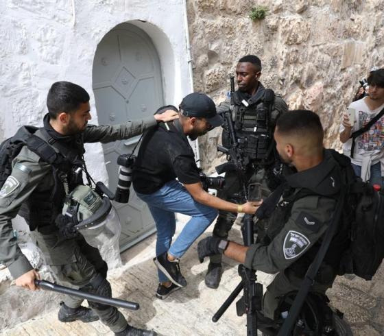 اعتداء الاحتلال على الصحفيين.jpg