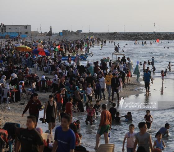 شاطئ بحر غزة المتنفّس الوحيد لأهالي القطاع المحاصر (14).JPG