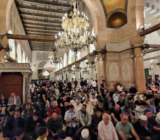 صلاة الفجر في الاقصى 4.jpg
