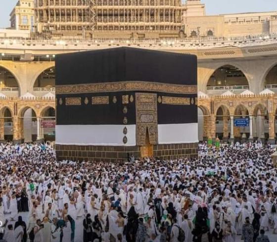 حجاج بيت الله الحرام يتوجهون إلى الحرم المكي لأداء صلاة الجمعة وطواف الوداع