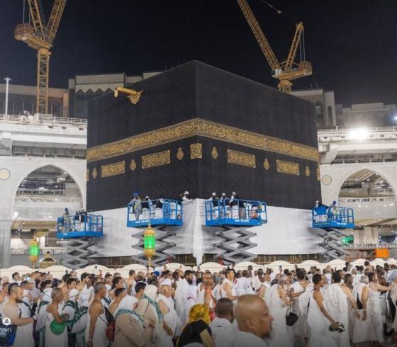 رفع الكسوة استعدادا للحج.jpg