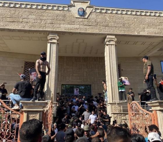متظاهرون عراقيون يقتحمون السفارة السويدية في العراق
