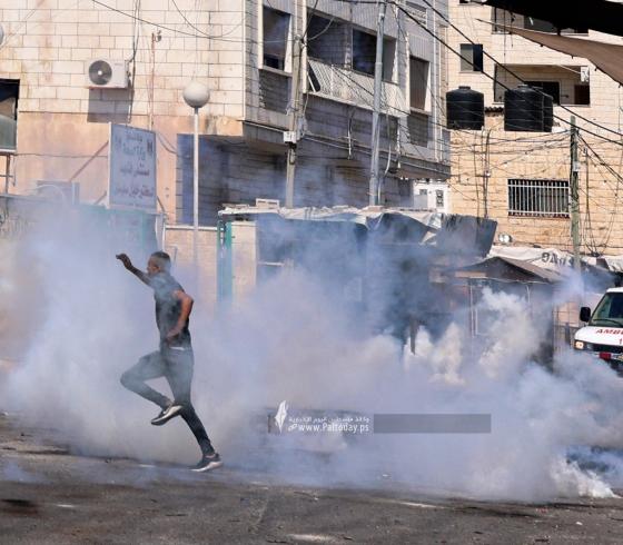 الاحتلال يغرق شوارع جنين ومحيط المستشفى الحكومي بقنابل الغاز  (3).jpeg
