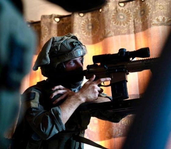 قناص من جيش الاحتلال الاسرائيلي عقب اقتحام مدن الضفة الغربية (ارشيفية)