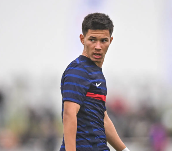 اللاعب الفرنسي انزو ستيرنال