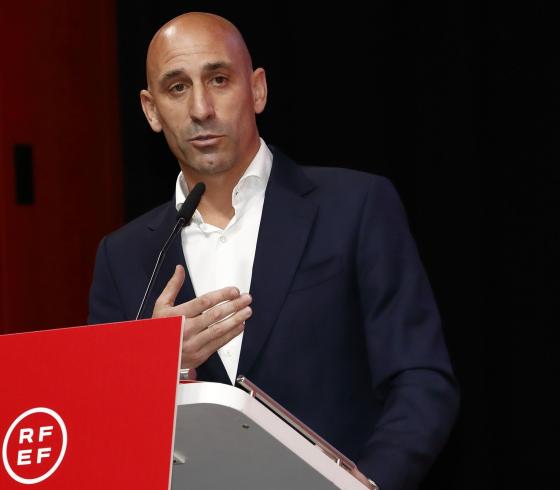 الفيفا يوقف رئيس الاتحاد الإسباني