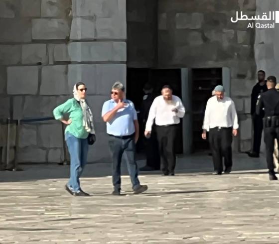 جانب من اقتحام المستوطنين للمسجد الأقصى المبارك بحماية من قوات الاحتلال (2).jpeg