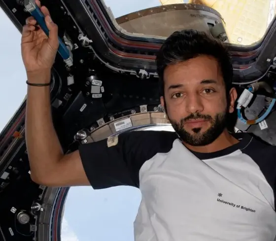 فيديو خروج الإماراتي سلطان النيادي من المركبة