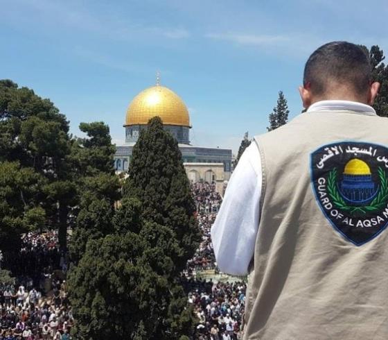 الاحتلال يعتقل أحد حراس المسجد الأقصى
