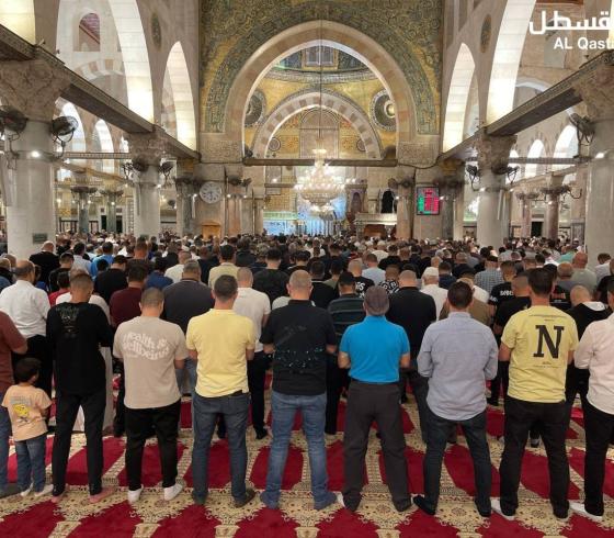 الآلاف يؤدون الفجر في باحات المسجد الأقصى المبارك