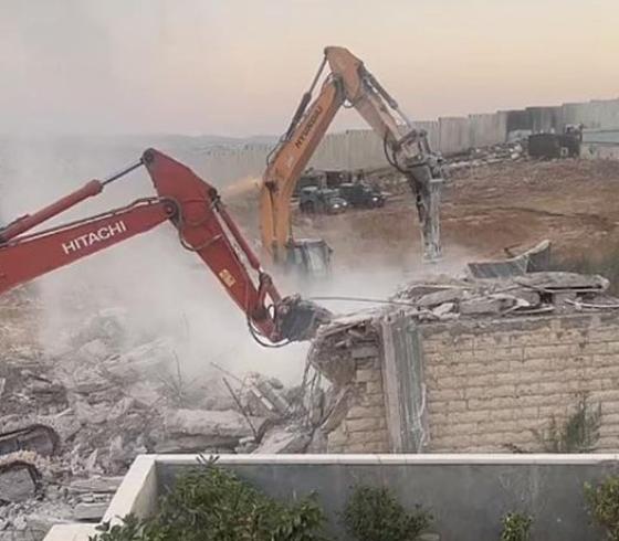 الاحتلال يهدم عدة مباني سكنية ومنشآت شرق القدس