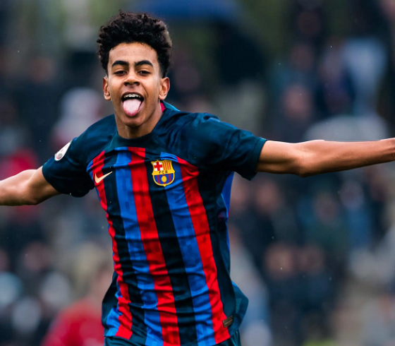 لامين يامال لاعب منتخب إسبانيا ونادي برشلونة