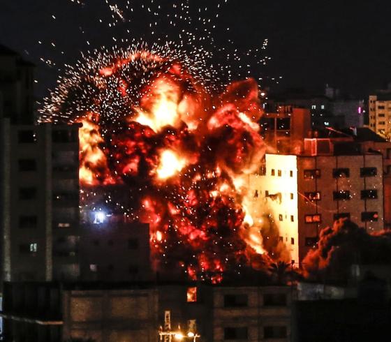 استهداف منزل من طيران الاحتلال الاسرائيلي في مدينة غزة