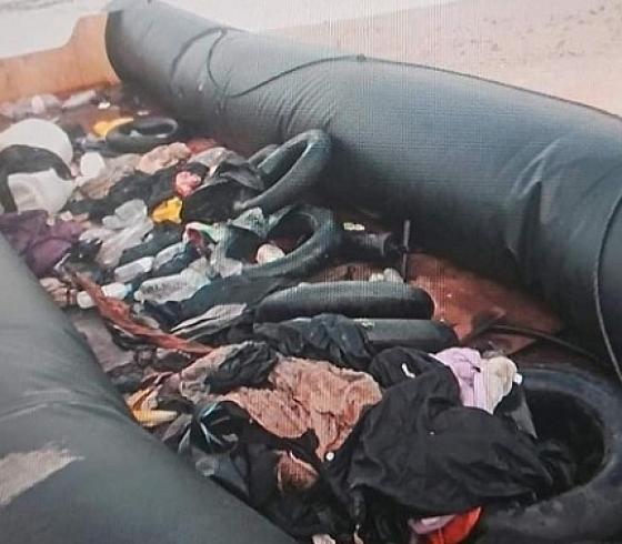 صورة القارب المطاطي للمهاجرين على شاطئ نتانيا