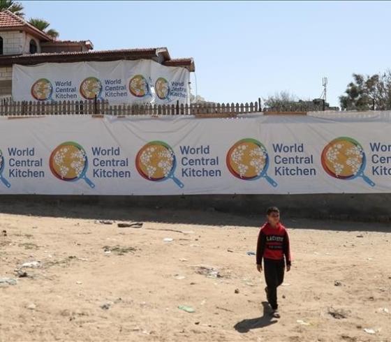 طفل أمام يافطة المطبخ العالمي في غزة