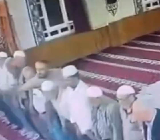 رجل يضرب إمام مسجد بالكرسي