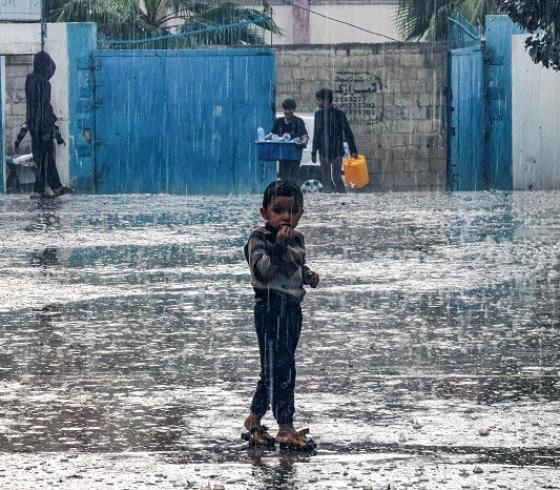 نازح في فصل الشتاء بغزة