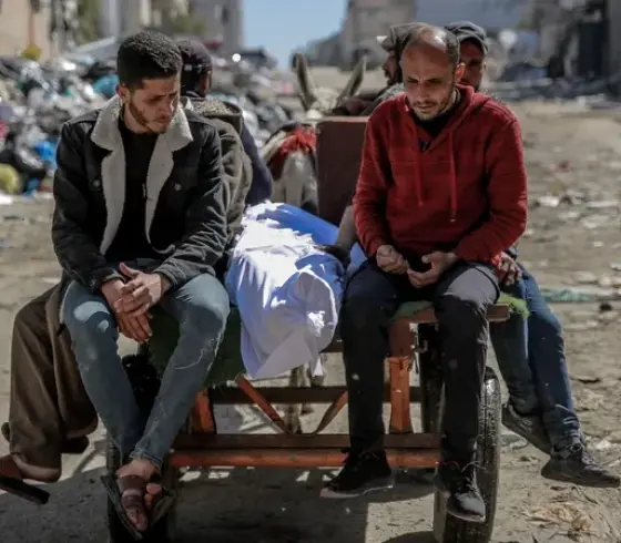 جثمان شهيد تحمله عربة يجرها حيوان