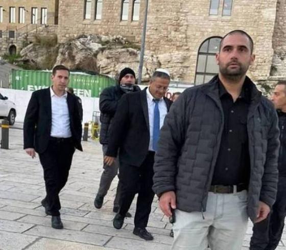 بن غير ومستوطنون يقتحمون الأقصى