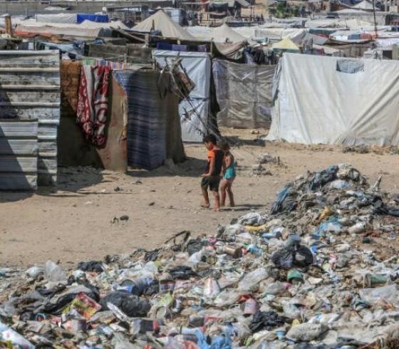 القمامة بجانب خيام النازحين