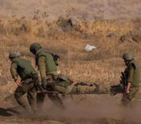 جنود من جيش الاحتلال الاسرائيلي ينقلون مصابًا (أرشيفية)